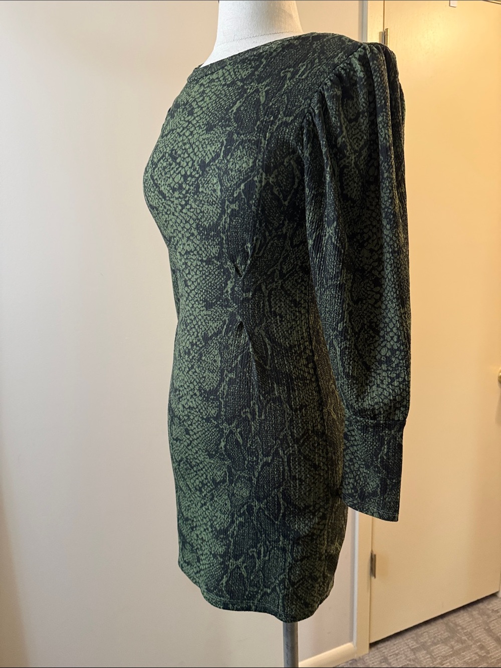 Top Shop Green Snake-Print Long-Sleeve Sheath Dress - Picture 3 of 12